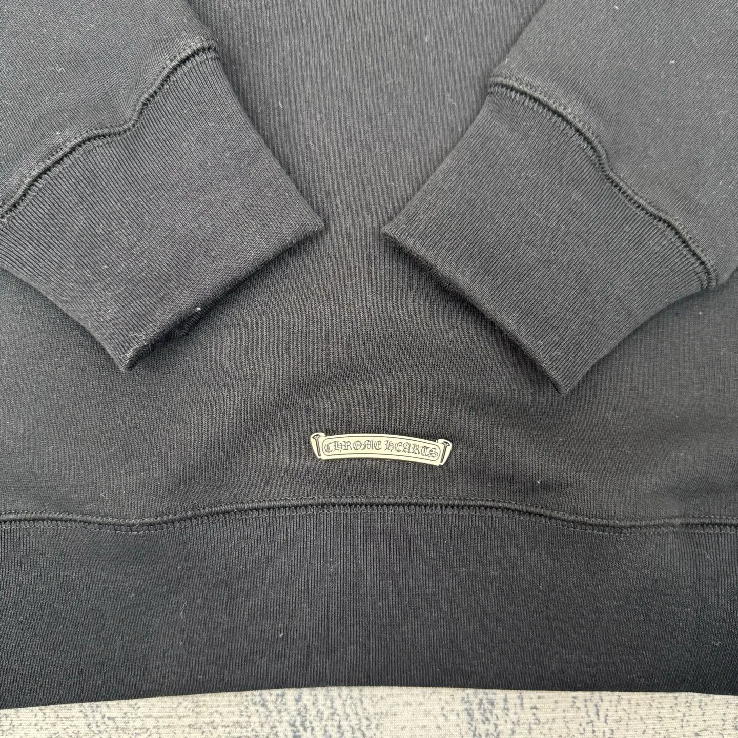 P406 Chrome Heart FW25 leather cross half-zip sweatshirt Size: S/M/L/XL Made of high-weight pure cotton terry fabric Pre-shrunk to ensure wearing stability Three-dimensional leather cross label Half-zip neckline with dagger-shaped zipper pull Combined with curved hem tailoring and kangaroo pocket